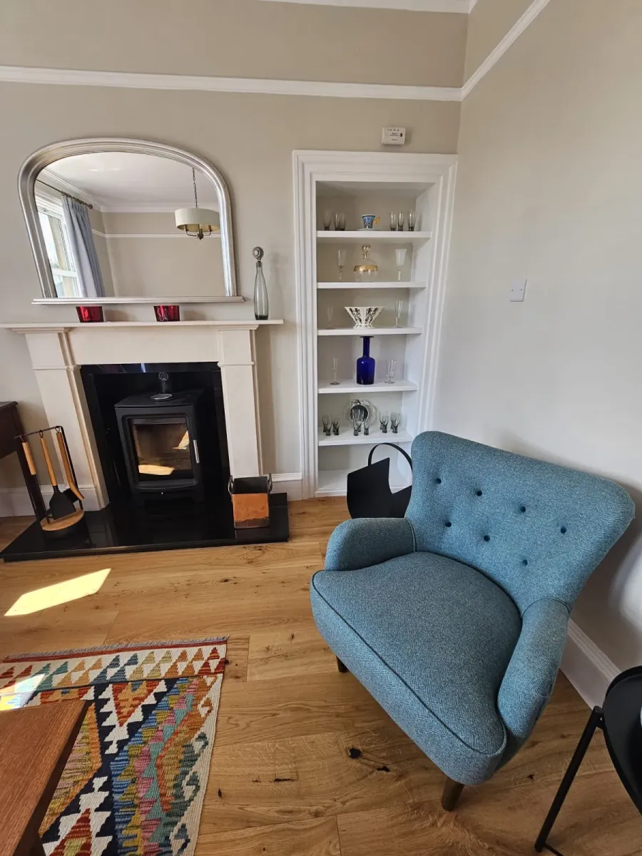 Buttoned armchair reupholstered in teal velvet